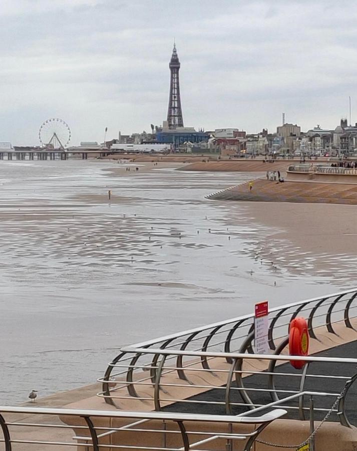 By The Seaside Bed & Breakfast Blackpool Exterior photo