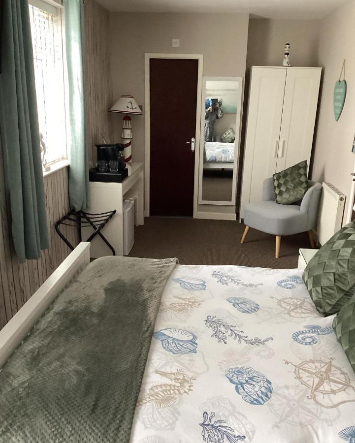 By The Seaside Bed & Breakfast Blackpool Exterior photo