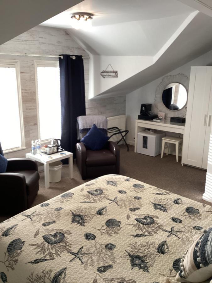 By The Seaside Bed & Breakfast Blackpool Exterior photo