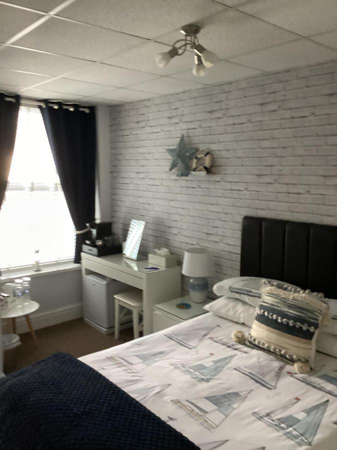 By The Seaside Bed & Breakfast Blackpool Exterior photo